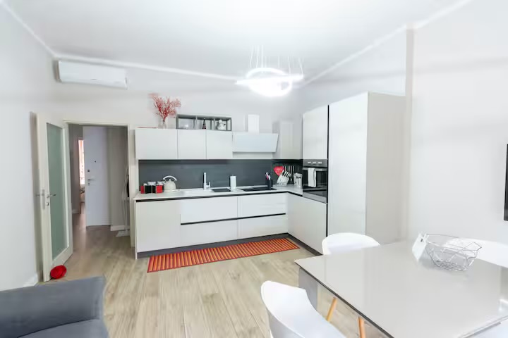 Cucina e zona pranzo dell’appartamento